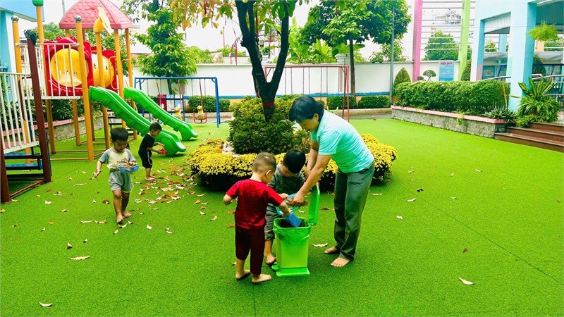 Hoạt động Bé nhặt lá cây nhóm 25-36 tháng 2
